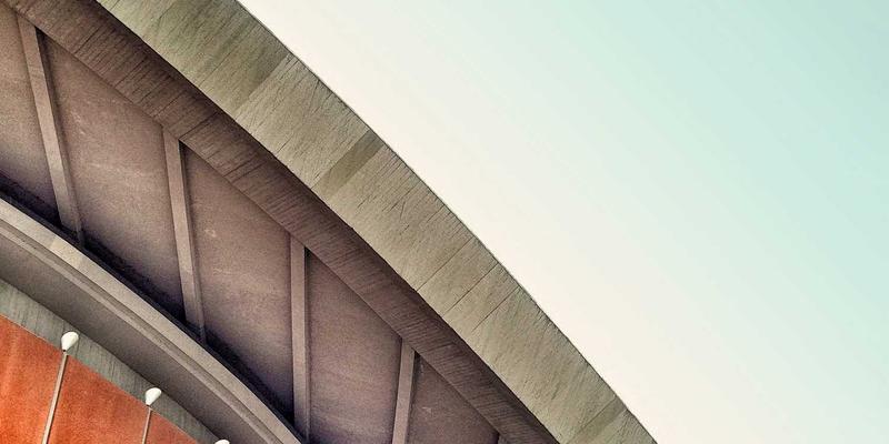 如何运用网络技术驱动业务增长：定制软件与Web开发的战略实践